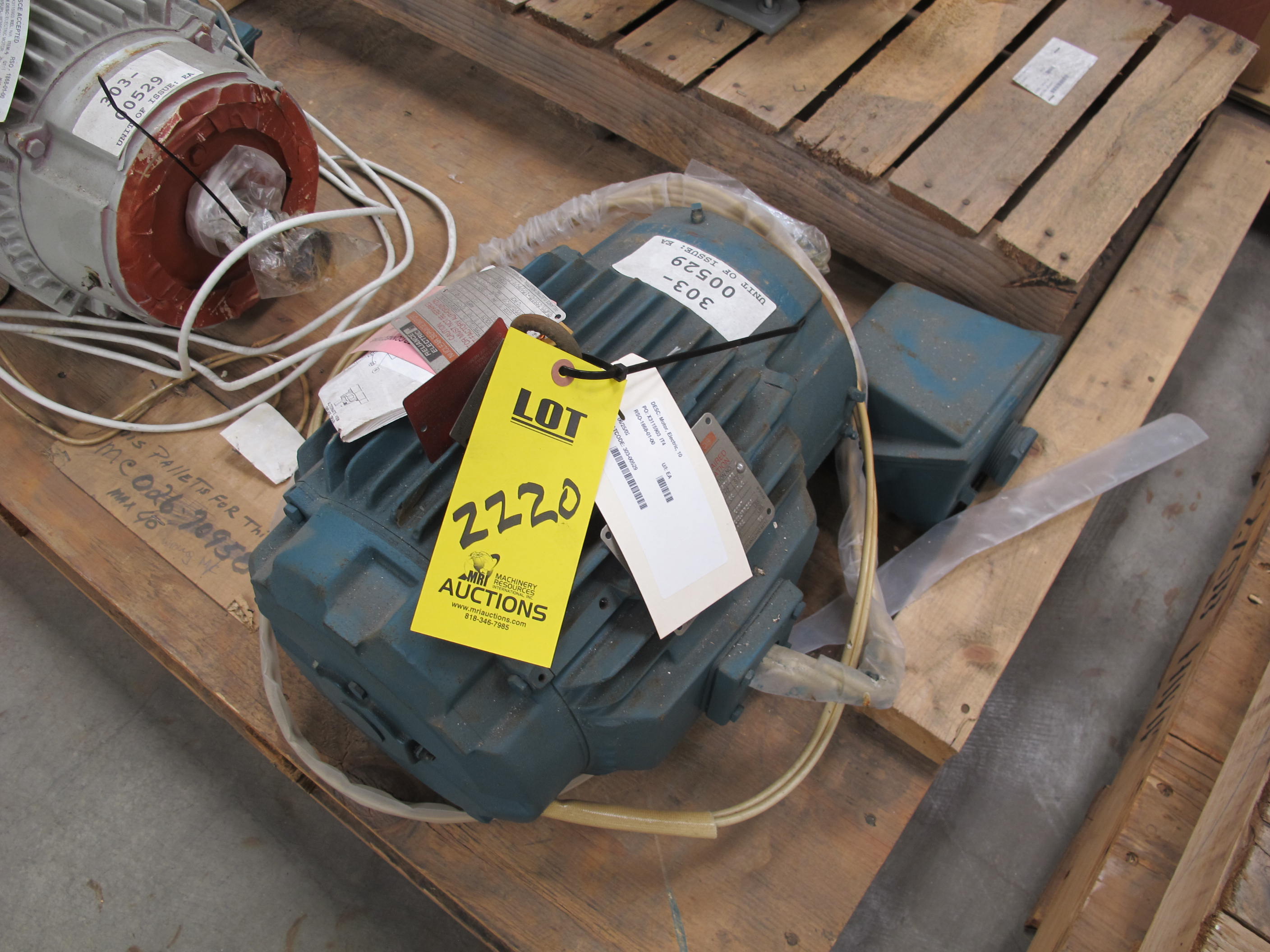 MOTOR, ELECTRIC TYPE, 10 TO 13-7/10 HORSEPOWER, 460VAC 3 PHASE 60HZ ELEC RATING, 3500/3455 RPM, 215TCZ FRAME, 12.5-17 AMPS, TOTALLY ENCLOSED ENCLOSURE, CONTINUOUS DUTY, 1.0 SERVICE FACTOR, 1-1/4" DIA SHAFT. WITH SLOT KEY INSULATION CLASS 'H' TYPE 'RH', 50C MAX AMBIENT TEMPERATURE NEMA DESIGN, 'B', NEMA LOCKED ROTOR CODES G/D, MINIMUM COOLING AIR FLOW 720/ 4000 FEET PER MINUTE, FACE MO, PART # 500826-2166R (W-44) LOADING & HANDLING FEE $15-